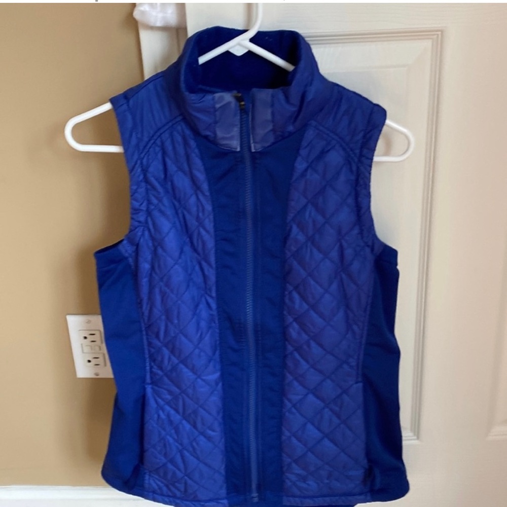 Athleta vest, very good condition. Some lint at inside of neckline.